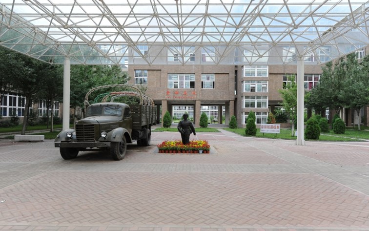 沈阳建筑大学校园景观文化——雷锋庭院
